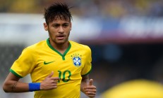 米兰体育-赛道与球场的双重奏，F1揭幕战风驰电掣，北京队力克雄鹿展现实力