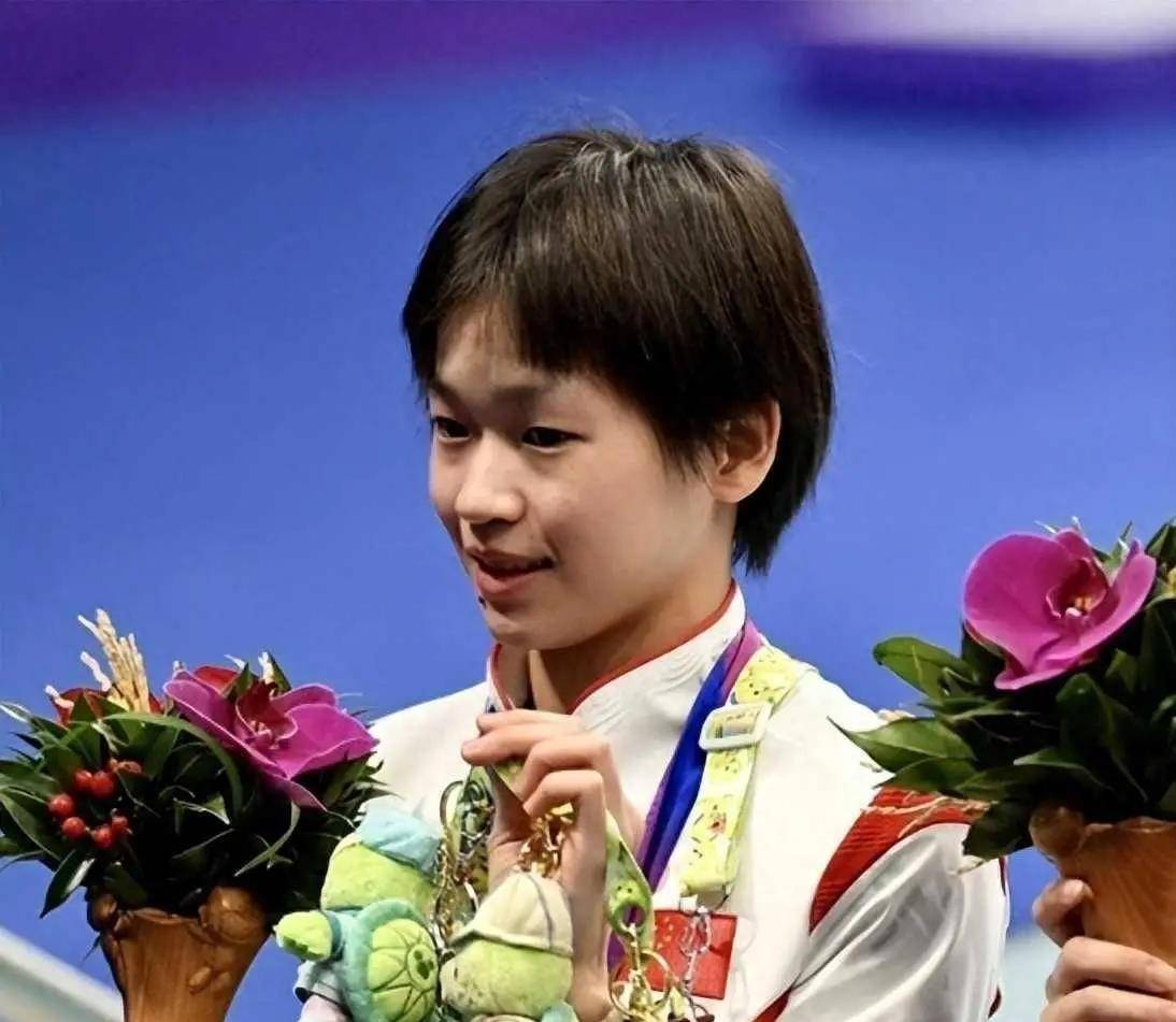 包含韩国跳水选手姿态优美登上领奖台的词条