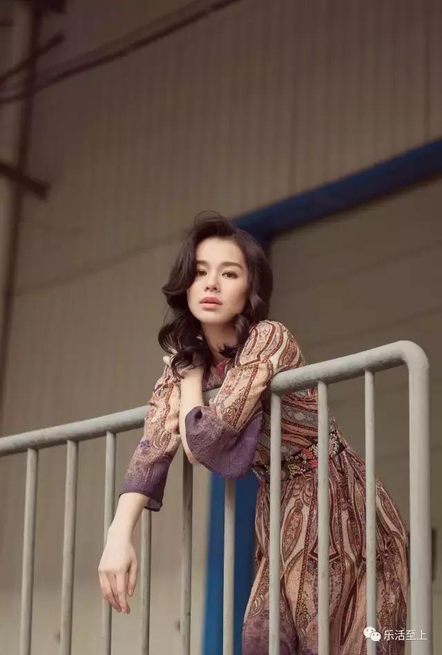 包含韩国跳水选手姿态优美登上领奖台的词条