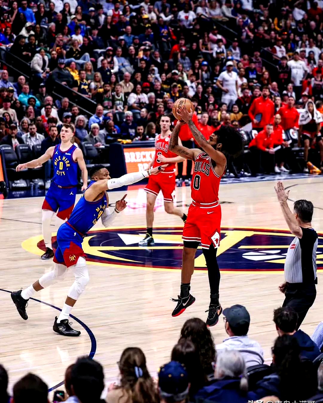 公牛险胜山东队，布克统治全场的简单介绍