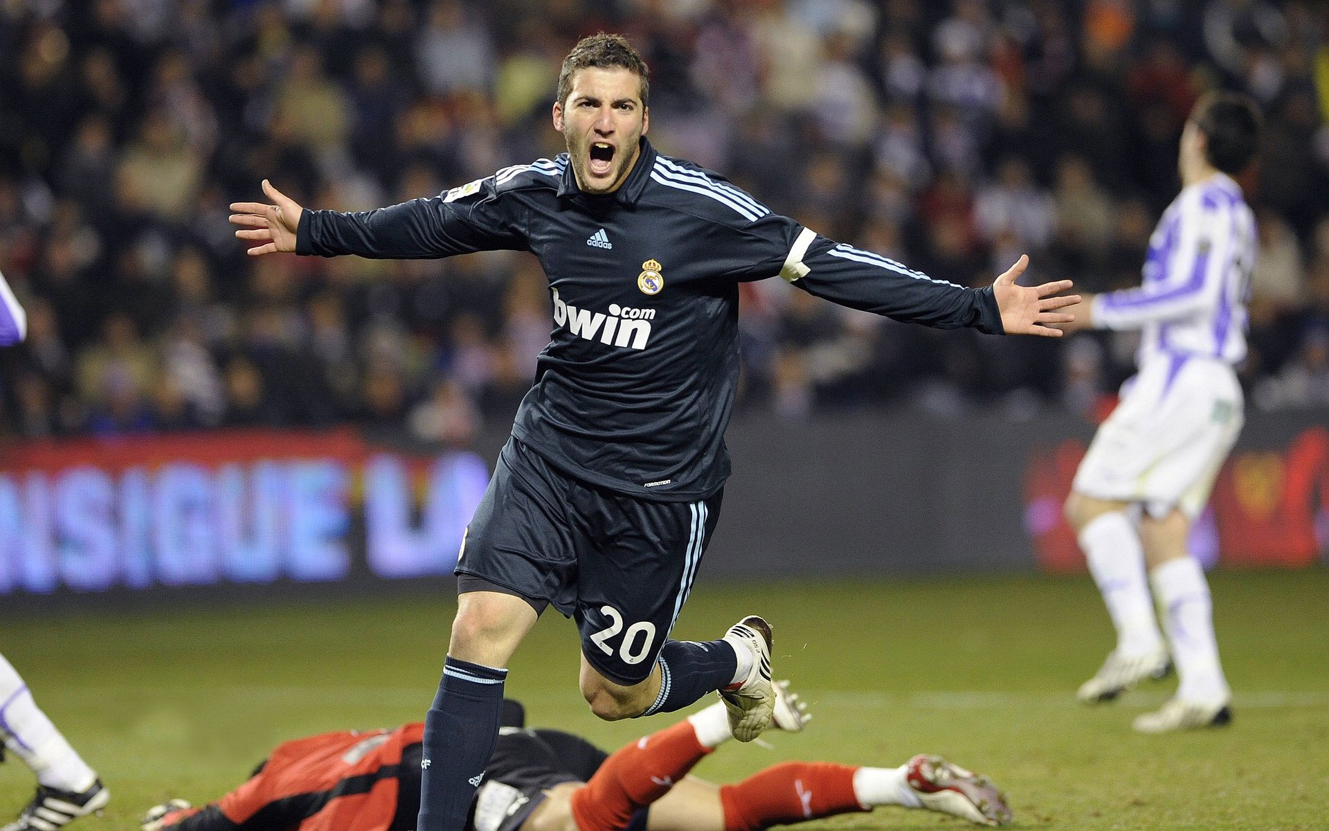 法拉利轻取红牛二队，皮亚斯特里带队取胜，新星崛起与车队策略的完美结合